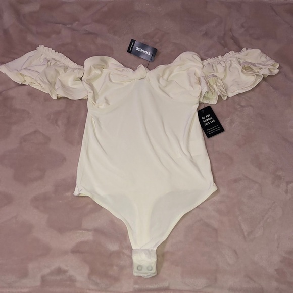 BRAND NEW Express Off The Shoulder Knotted Flutter Sleeve Bodysuit - Picture 1 of 5